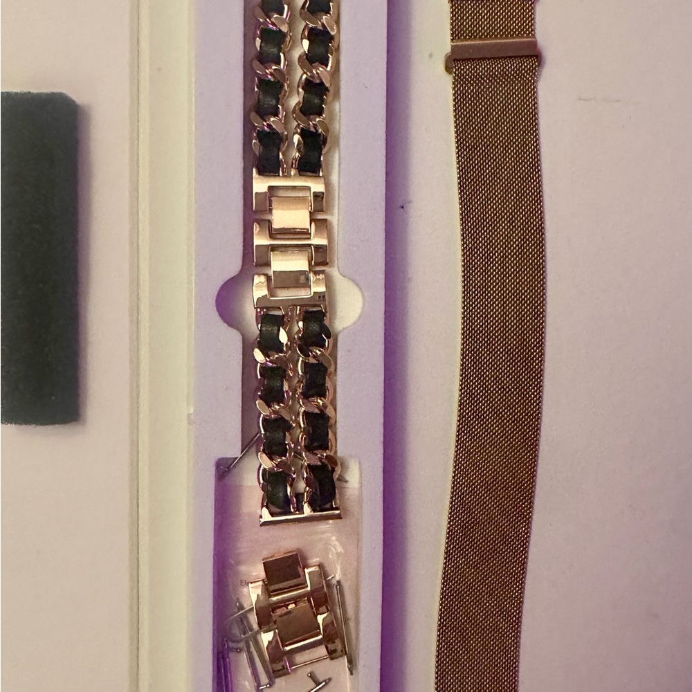 Fitbit Versa Watch + Band Bundle + Charger + Screen Protectors - Picture 10 of 12